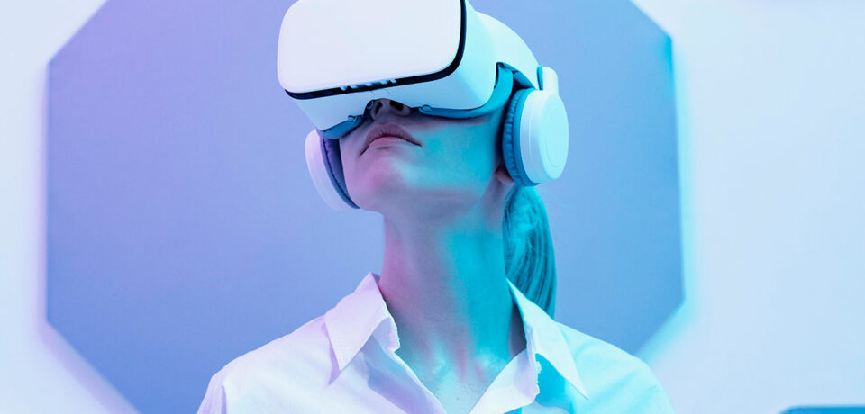 woman-wearing-virtual-reality-simulator woman-wearing-virtual-reality-simulator